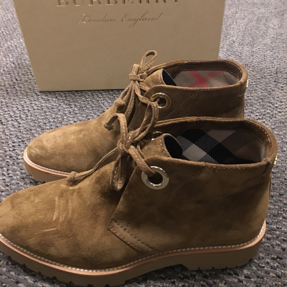 BURBERRY light brown boots